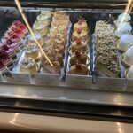 パティスリー モンプリュ 本店 - ショーケース