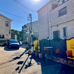 シャン ド ブレ - 道路側から写したお店入口