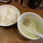 Sugisaku - 定食の麦飯とテールスープ。中盛定食の場合は＋55¥で麦飯を大盛にしてもらうのが良い。