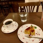 宵待屋珈琲店 - かぼちゃのケーキキャラメルソースとコーヒー