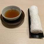 Nikukappou Futago - 茶器にも牛さんが。‎( و⸝⸝⸝ •̀ω•́⸝⸝⸝)و ̑̑ お茶、おしぼり、共に何度も差し替えてくださる心配りが嬉しいですね。