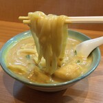 228730379 - 太くてもっちりした手打ちうどん。カレー汁をしっかり絡め上げます♪