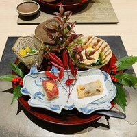 肉割烹ふたご THE JUNEI HOTEL KYOTO - 季節を感じる八寸！柊の実が愛らしいね〜♥️一品一品が美しく美味しかったです。
