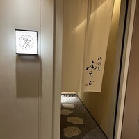肉割烹ふたご THE JUNEI HOTEL KYOTO - ホテルに併設する「肉割烹 ふたご」さんはこちらです。白木を基調とした明るく清潔感のあるファサード。