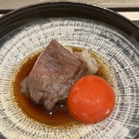肉割烹ふたご THE JUNEI HOTEL KYOTO - 京都産ブランド和牛肉「Kyoto Beef 雅（みやび）」三角バラのすき焼き。京都発の濃紅卵は朱色に輝く濃厚な味わい！
