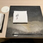 Nikukappou Futago - 食前セッティング。「肉割烹 ふたご」さんの刺繍が入ったナプキン。白いスカートやワンピースが多い私はナプキン必須なのです(￣▽￣;)