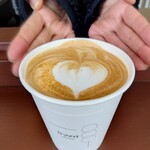 B-yond - カフェ・ラテ （ハート入り） 550円   御手々添えはスペシャルオプション(笑)