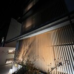 Nikukappou Futago - 優しいライティングが浮かび上がる「THE JUNEI HOTEL KYOTO」。周りは住宅や寺院が多く静かで凛とした夜の北山。