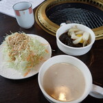 Ishigakigyuusemmonten yakiniku kinjou - キャベツ千切り、もずく酢＆玉ねぎ酢漬け、スープ