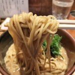 中華蕎麦 とみ田 - たっぷりとスープを持ち上げる中太ストレート②