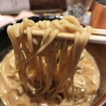 中華蕎麦 とみ田 - たっぷりとスープを持ち上げる中太ストレート①