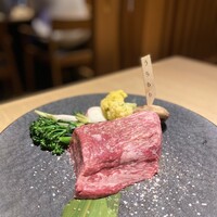 尾崎牛焼肉 銀座 ひむか - 切られて焼かれる前のうちももー！