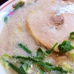 黒豚とんこつ のんぶー - 久留米ラーメン（太麺）のアップ♪