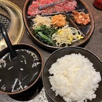 炭火焼肉 東京苑 - ダブル焼肉定食（ロースとハラミ）