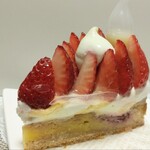 スイーツガーデン ユウジアジキ - 苺とレアチーズのタルト850円（税込）