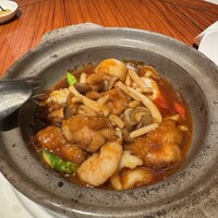 倶楽湾 - 鶏肉と海鮮とニンニクの辛味炒め2,420円