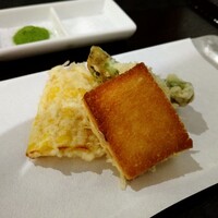 京都 天ぷら圓堂 岡ざき邸 - 名物の海老すり身とパン、とうもろこし、そしてえんどう豆コロッケ