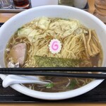 らーめんどんぐり - ワンタンめん（中）、950円。