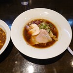 Dashiwo Susure - ◯あご出汁醤油ラーメン
                        どんぶりが底に向かってすぼめられている
                        スープの量が少なくなっているよねえ
                        その分同じスープの作った量でも
                        より数多くラーメンが作れる算段なのだろう
                        コスト削減の一環なのかな❔