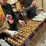 あっちち本舗 道頓堀店 - 美味しそうなたこ焼きがいっぱい