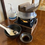 心膳 みさきや - 調理中の鯛めし。手前は刺身醤油。