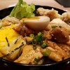 Torigo Aji - 焼鳥、唐揚げ、鶏チャーシュー、玉子などトッピングの鶏五味丼　鶏白湯そば半ラーメンセット 1,460円  
