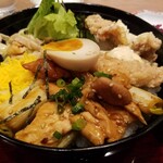 Torigo Aji - 焼鳥、唐揚げ、鶏チャーシュー、玉子などトッピングの鶏五味丼　鶏白湯そば半ラーメンセット 1,460円  