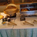 八幡平ハイツレストラン 水芭蕉 - ピザの前にあるのがウインナーパン