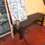 麺酒房 龍安 - 店外の喫煙スペース