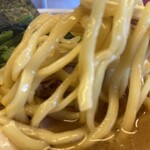 家系ラーメン 佐々喜家 - 麺アップ