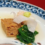 Isoda - 手前は京菊菜と利休麩。奥は香住のズワイ蟹です