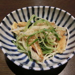 居酒屋 大人のホルモン　 - 付き出しは、エノキと水菜と薄揚げの和えたの。ポン酢味であっさり・