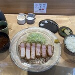 tonkatsu.jp 表参道 - 岩中豚〈雌豚限定〉特上ロースかつ定食（2023年12月23日撮影）