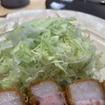 tonkatsu.jp - シャキシャキ　キャベツ　ソースをかけていただきました（2023年12月23日撮影）