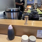 tonkatsu.jp - 調理場　丁寧な仕事していて気持ち良い（2023年12月23日撮影）