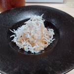 Soba Hitosuji - ニセコ産辛味大根シラスおろし。キリッとしたお味で、お酒に合います。