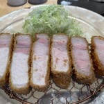 tonkatsu.jp 表参道 - 岩中豚〈雌豚限定〉特上ロースかつ定食　食べると溶けるような柔らかいとんかつ渡邉バーグシャー　ミニヒレ（65g）1,990円（2023年12月23日撮影）