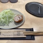 tonkatsu.jp 表参道 - 1品目はお店のLINE登録したらのサービス品の「幸せのメンチカツ」。とんかつに出来なかった部位をまとめたメンチカツで　抜群に美味しい（2023年12月23日撮影）