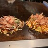 Okonomiyaki Jirou - 左がミックス玉、右がニ狼焼き