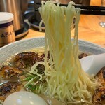 油そば 伊太郎 - 麺リフトアップ