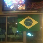 Dois lagos - ブラジル国旗とサッカー関係の張り紙、そしてスクリーンではブラジルのコンサートのビデオ