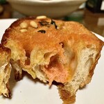 シャン ド ブレ - 明太子フランス 松の実添え」の断面アップ…