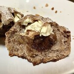 シャン ド ブレ - 「大粒イチジクとクリームチーズのくるみパン」の断面アップ…