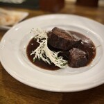 Grilled Pub Booties - 牛タンの赤ワイン煮込み