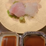 一献 うえ原 - 刺身　平目の薄造りと脂の乗った分厚い鰤