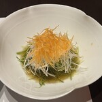 やす多” - 野菜の添え物
