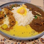 ハルダモンカレーオカヤマ - ２種あいがけは、B.カルダモンチキンカレー、D.フルーツポークキーマ、ライスは日本米とバスマティライスのミックス、アチャールなどの副菜