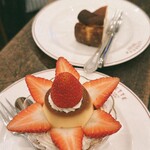 Cafe Lisette - 手前: プリンアラモード 奥: チーズケーキ