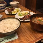 牛たん炭焼 利久 - 牛たん極焼と芋煮定食(手前)