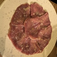 炭火焼肉ホルモン うしごろ 中目黒店 - 極みのタン（薄切り）